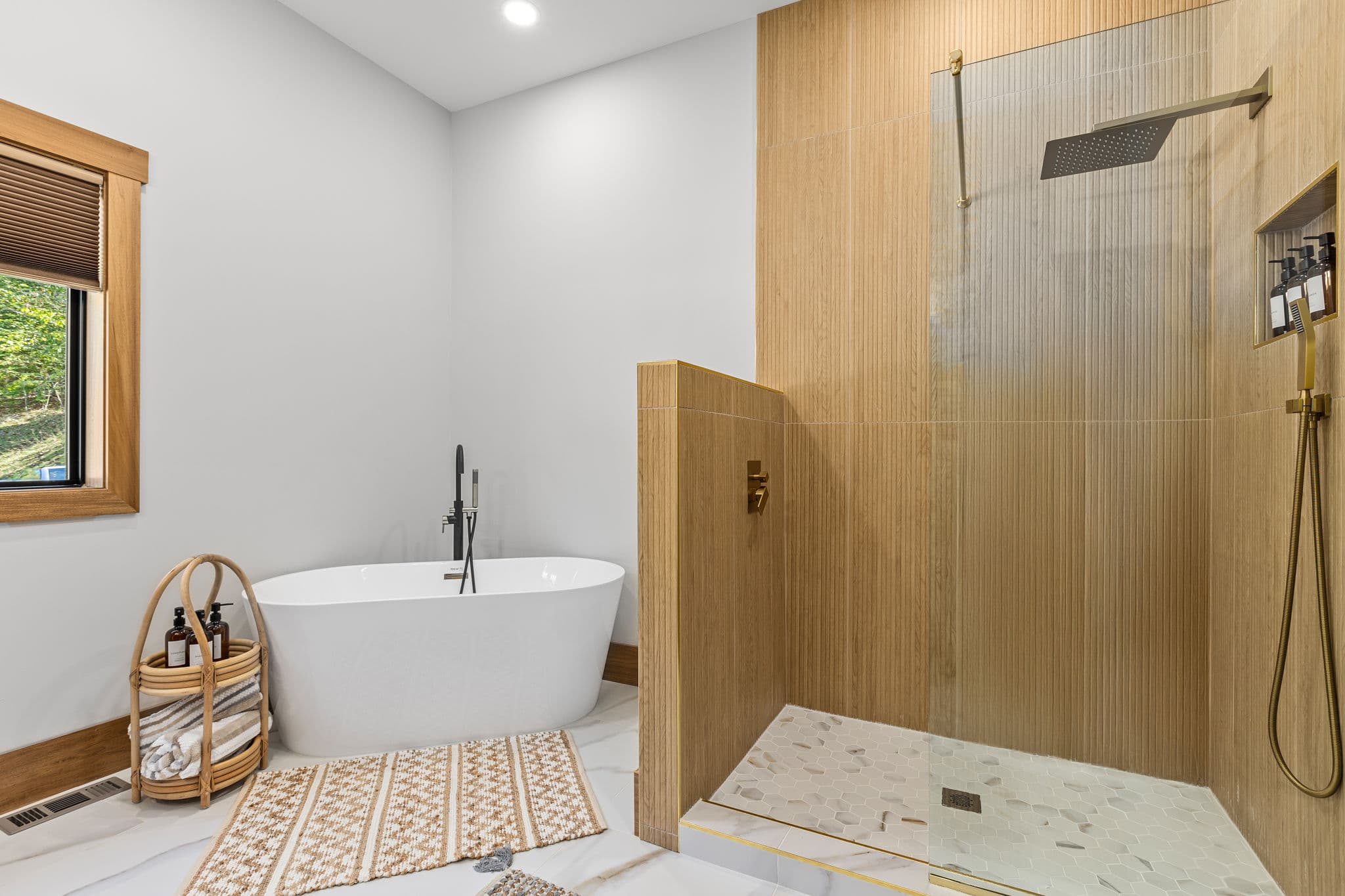 Bathroom One thumbnail 3