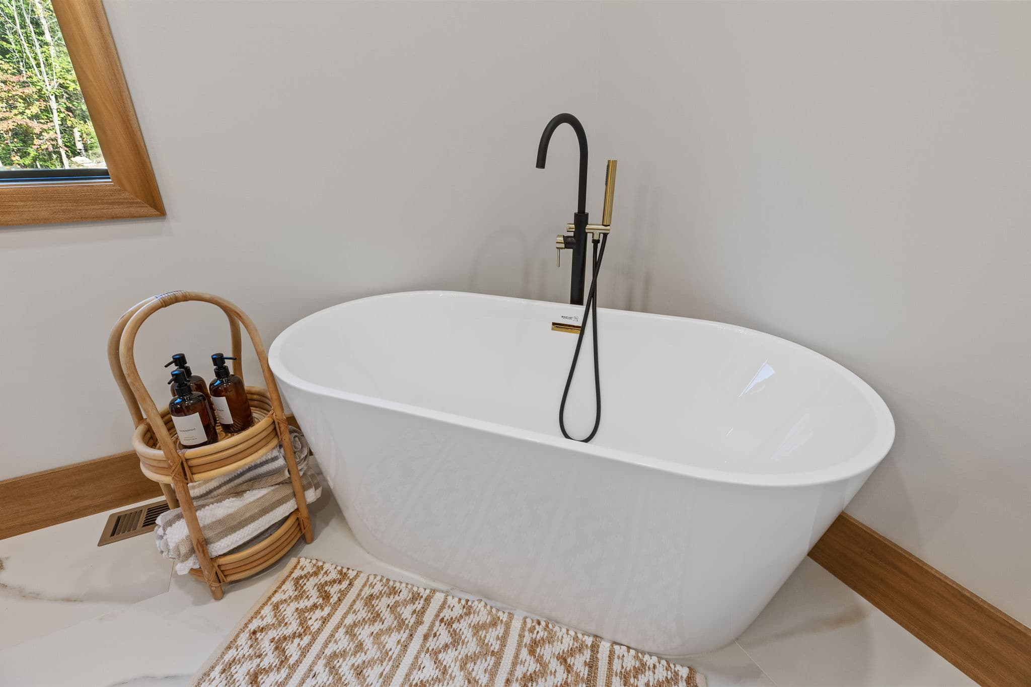 Bathroom One thumbnail 4