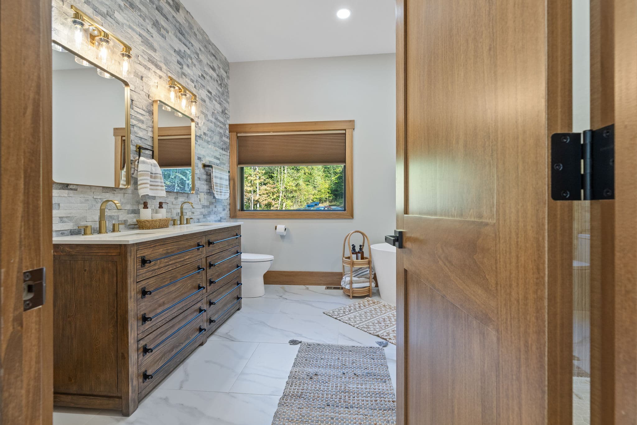 Bathroom One thumbnail 6