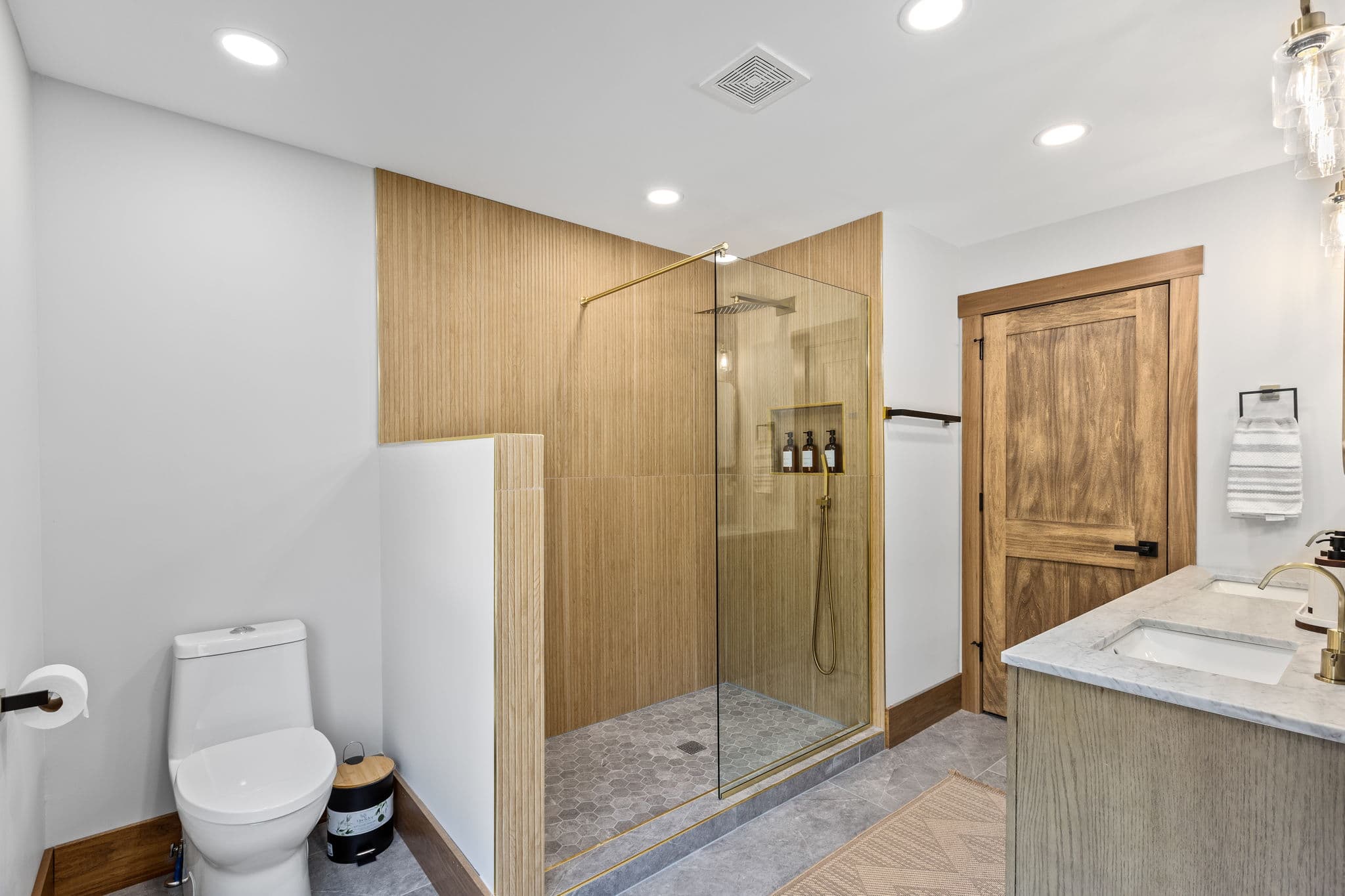 Bathroom Three thumbnail 1