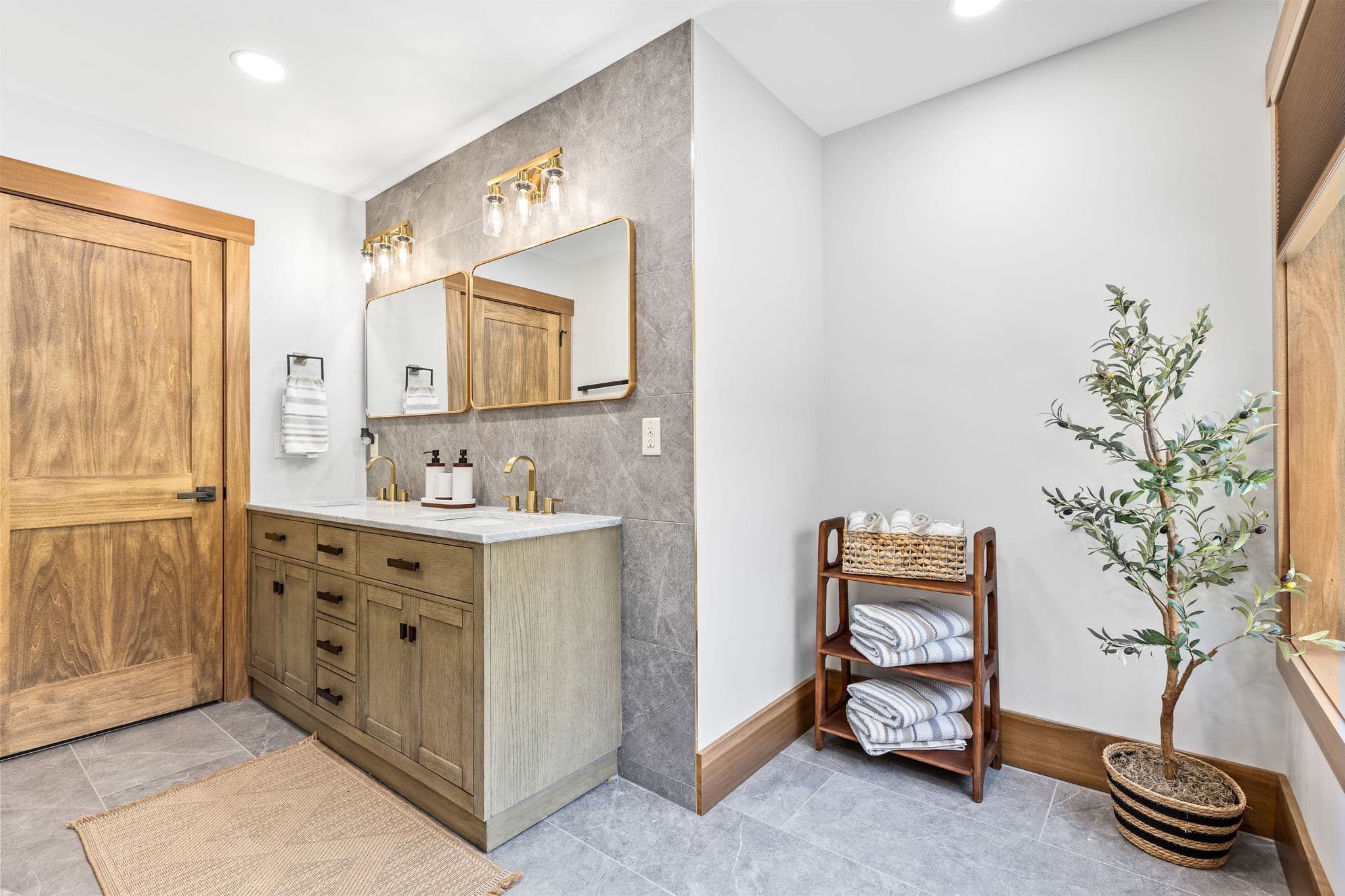 Bathroom Three thumbnail 2