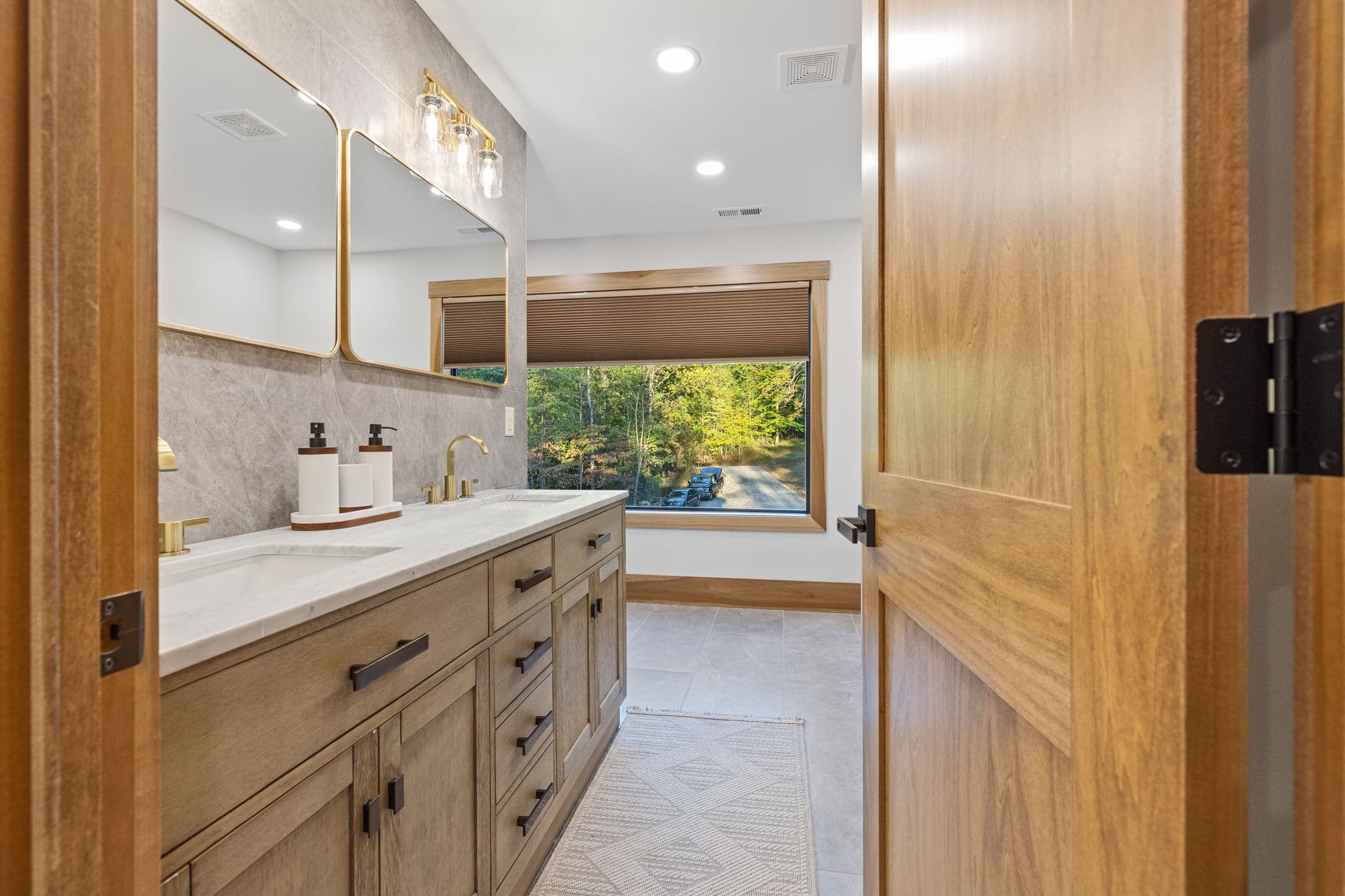 Bathroom Three thumbnail 3