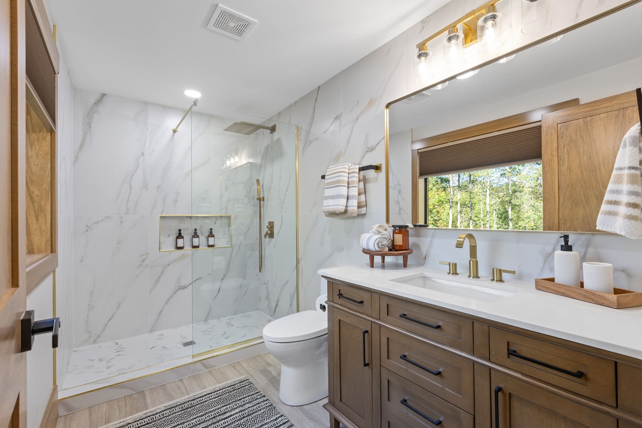 Bathroom Four thumbnail 2