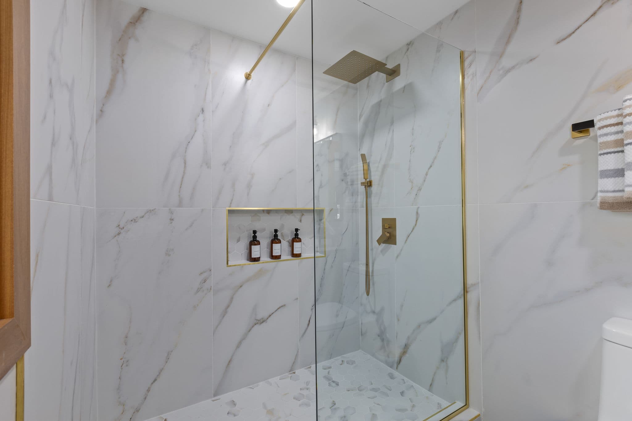 Bathroom Four thumbnail 3