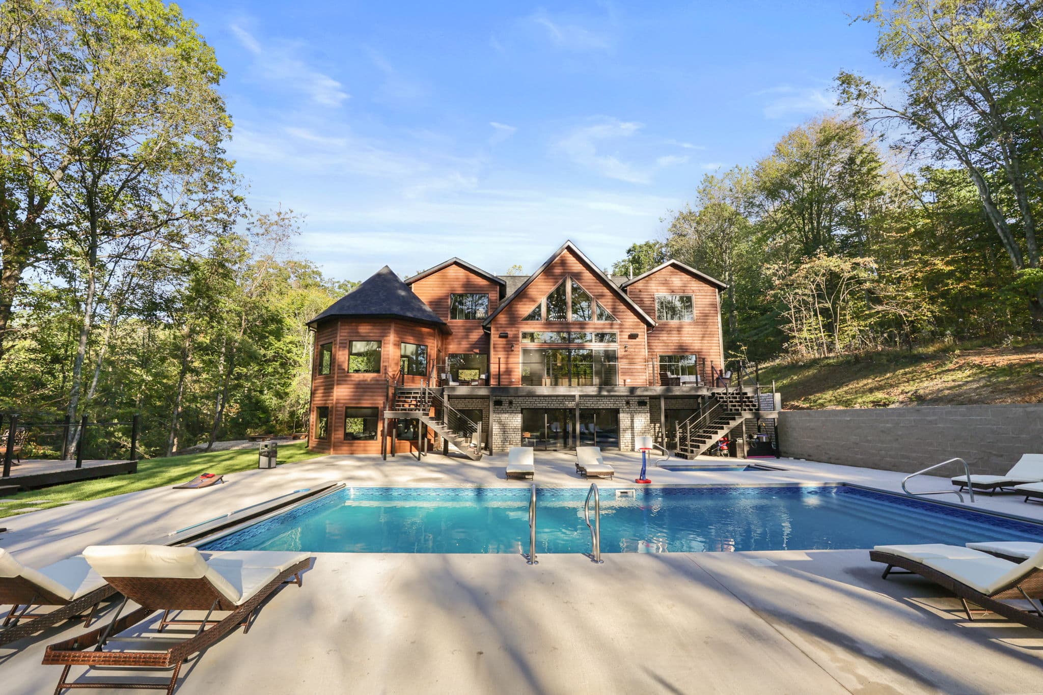 Exterior thumbnail 2